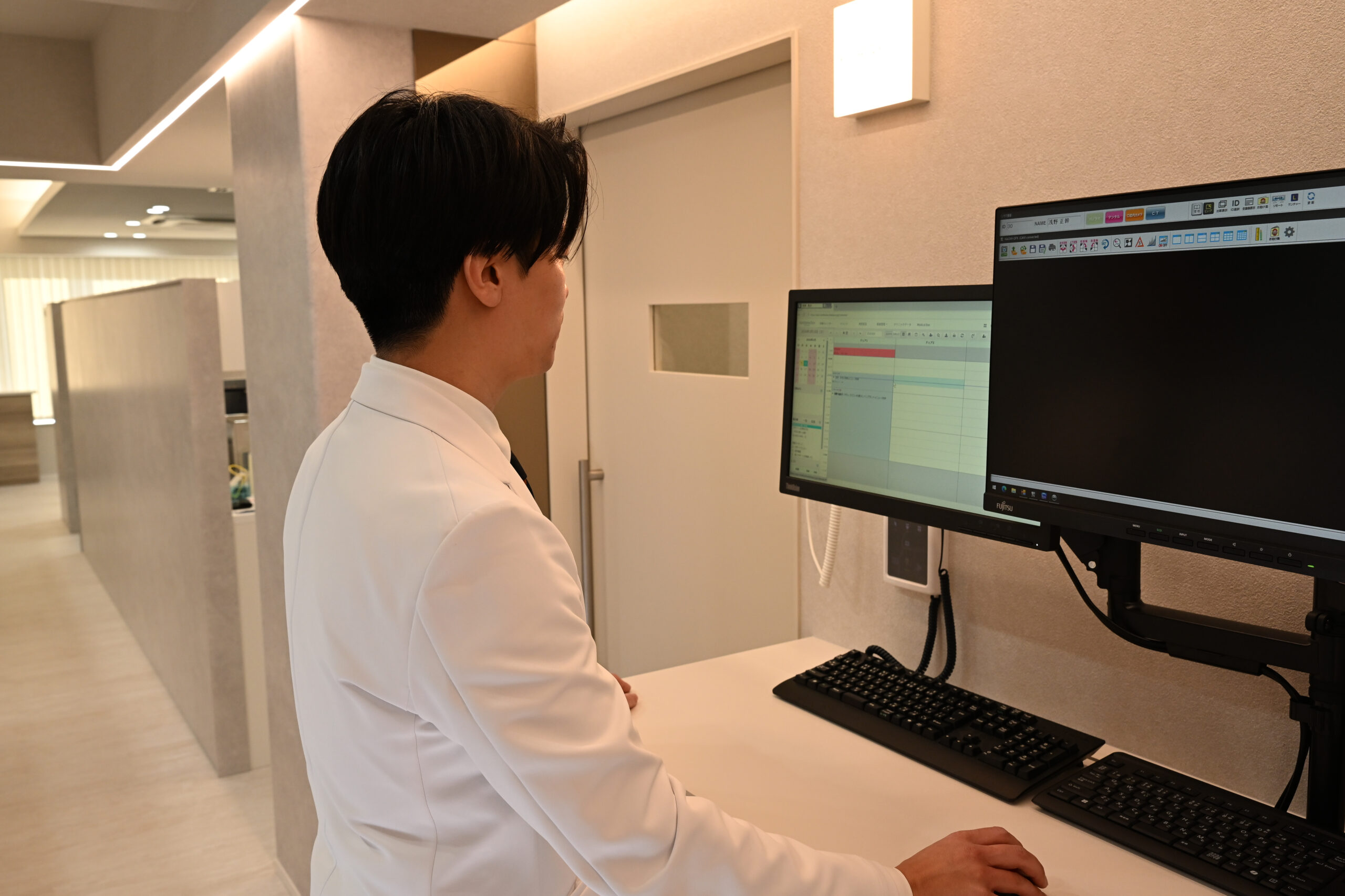 集めた検査資料を院長が読み込み、治療の順番を組み立てているところ