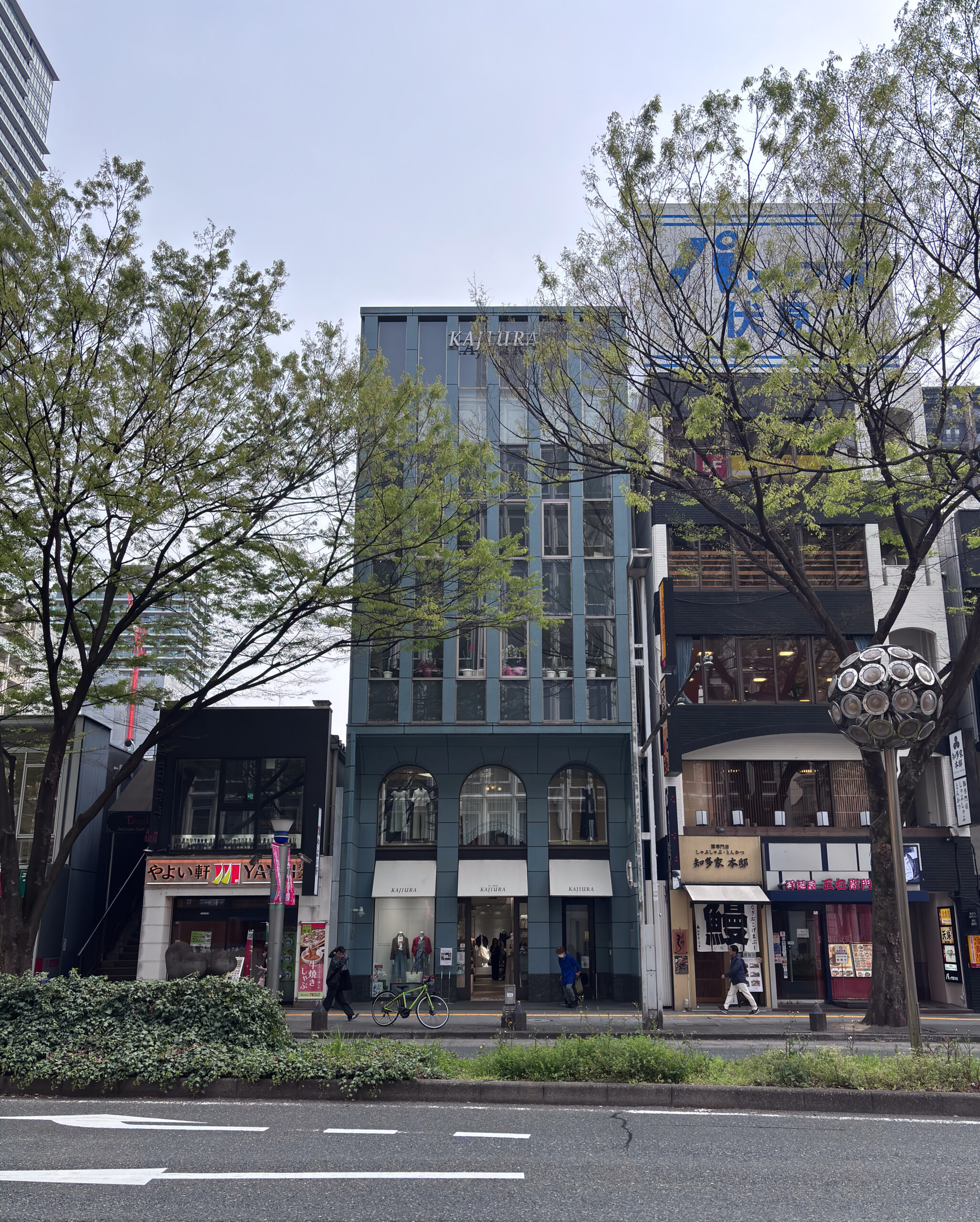 広小路通沿いのカジウラビル外観。青緑色の外壁で1階はKAJIURA